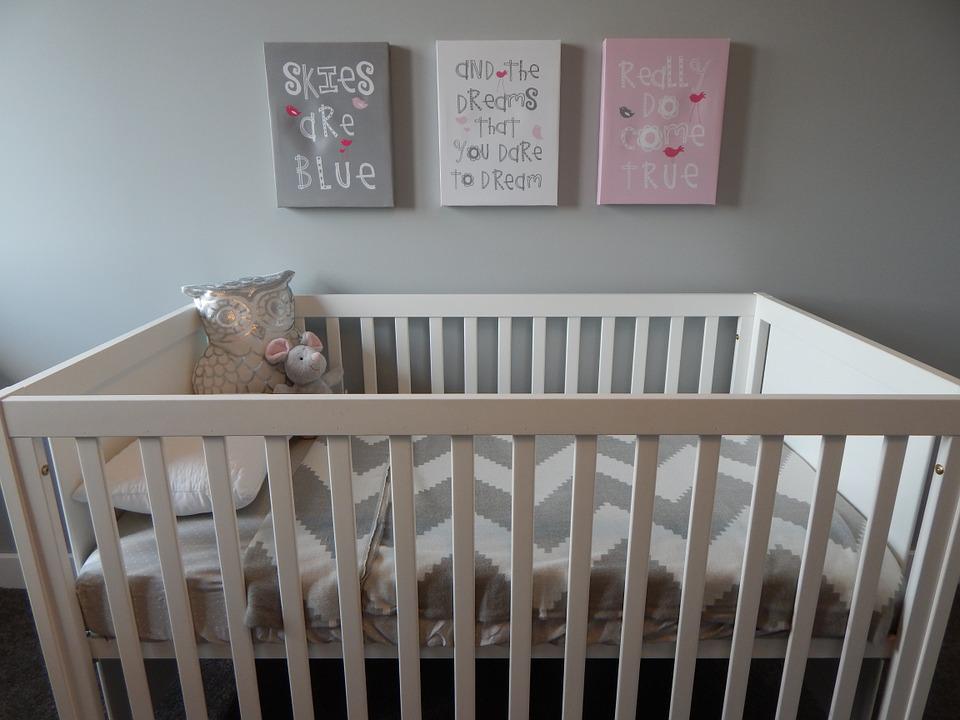 Une image contenant mur, intérieur, meubles, lit bébé